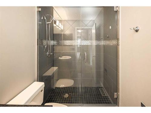 5047 Norris Road Nw, Calgary, AB - Indoor Photo Showing Bathroom