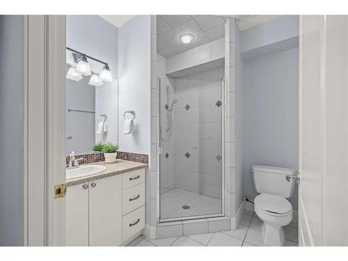 2518 7 Avenue Nw, Calgary, AB - Indoor Photo Showing Bathroom