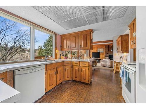 27 Strabane Place Sw, Calgary, AB - Indoor Photo Showing Kitchen With Double Sink