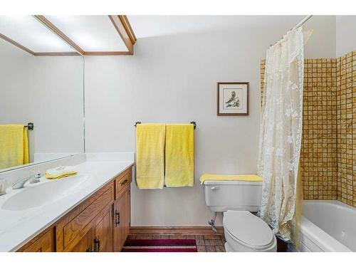 27 Strabane Place Sw, Calgary, AB - Indoor Photo Showing Bathroom