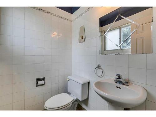 655 Woodpark Boulevard Sw, Calgary, AB - Indoor Photo Showing Bathroom