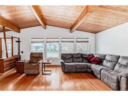 8315 Addison Drive Se, Calgary, AB - Indoor Photo Showing Living Room