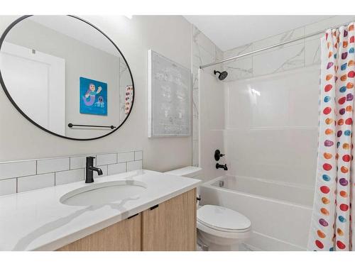 40 Emberside Green, Cochrane, AB - Indoor Photo Showing Bathroom