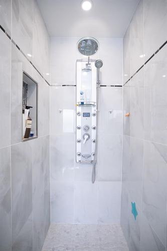 263 Hawkwood Drive Nw, Calgary, AB - Indoor Photo Showing Bathroom