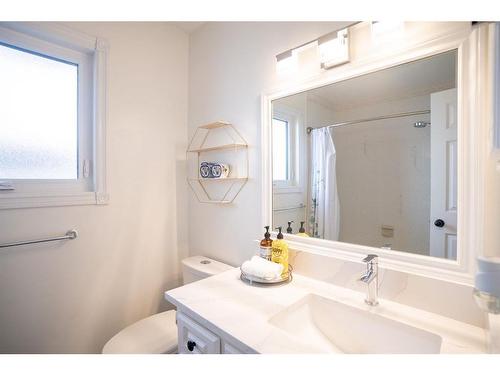263 Hawkwood Drive Nw, Calgary, AB - Indoor Photo Showing Bathroom
