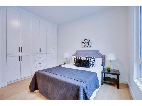 327 47 Avenue Sw, Calgary, AB - Indoor Photo Showing Bedroom