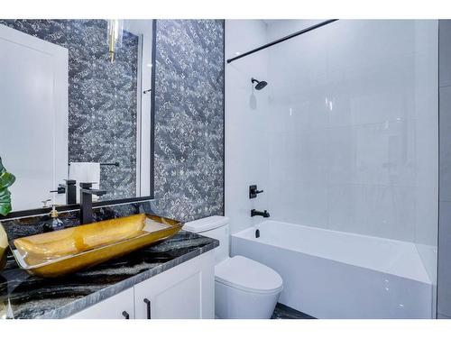327 47 Avenue Sw, Calgary, AB - Indoor Photo Showing Bathroom