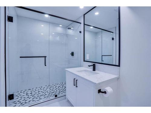 327 47 Avenue Sw, Calgary, AB - Indoor Photo Showing Bathroom