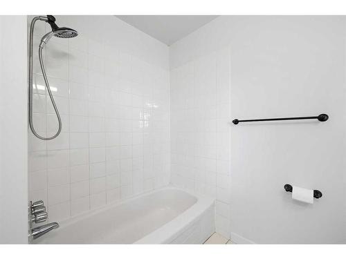 411-2520 Palliser Drive Sw, Calgary, AB - Indoor Photo Showing Bathroom