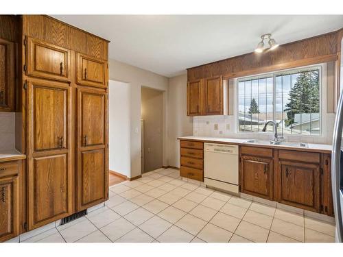 323 Madeira Close Ne, Calgary, AB - Indoor Photo Showing Kitchen