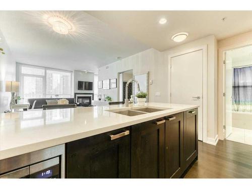 1526-222 Riverfront Avenue Sw, Calgary, AB - Indoor Photo Showing Kitchen With Double Sink With Upgraded Kitchen