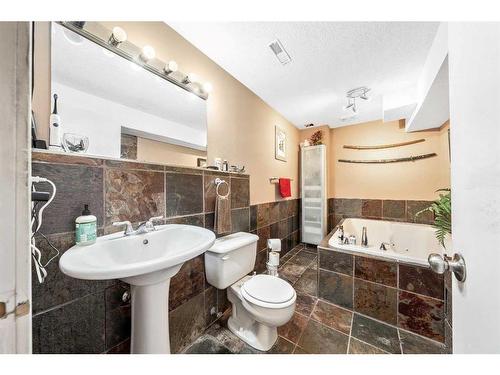 459 Cantrell Drive Sw, Calgary, AB - Indoor Photo Showing Bathroom