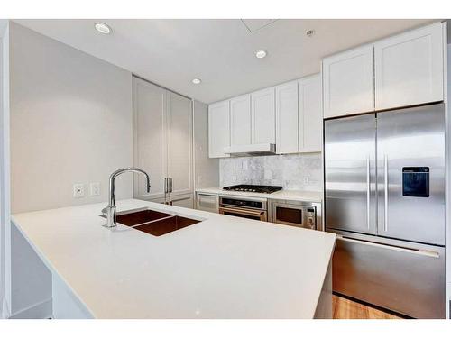 303-46 9 Street Ne, Calgary, AB - Indoor Photo Showing Kitchen With Double Sink With Upgraded Kitchen