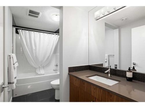 663 Cranston Avenue Se, Calgary, AB - Indoor Photo Showing Bathroom