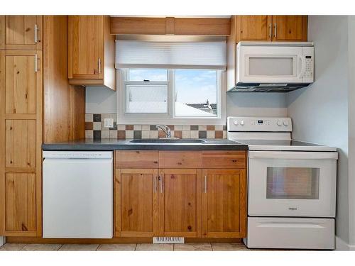 4529 Passchendaele Road Sw, Calgary, AB - Indoor Photo Showing Kitchen