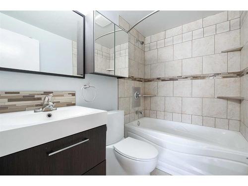 4529 Passchendaele Road Sw, Calgary, AB - Indoor Photo Showing Bathroom