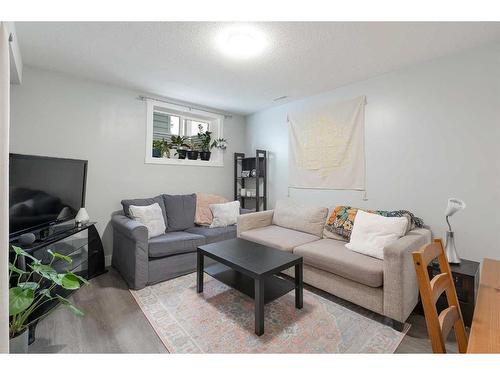 4529 Passchendaele Road Sw, Calgary, AB - Indoor Photo Showing Living Room