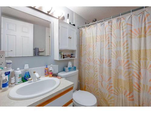 4529 Passchendaele Road Sw, Calgary, AB - Indoor Photo Showing Bathroom