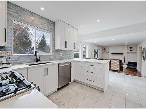 127 Silver Ridge Close Nw, Calgary, AB - Indoor Photo Showing Kitchen With Upgraded Kitchen