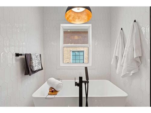 2223 27 Avenue Sw, Calgary, AB - Indoor Photo Showing Bathroom