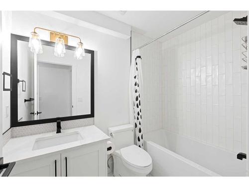 2223 27 Avenue Sw, Calgary, AB - Indoor Photo Showing Bathroom
