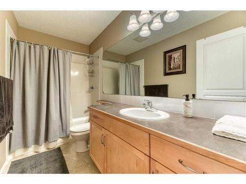 335 Cresthaven Place Sw, Calgary, AB - Indoor Photo Showing Bathroom