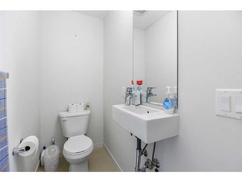 978 Sherwood Boulevard Nw, Calgary, AB - Indoor Photo Showing Bathroom