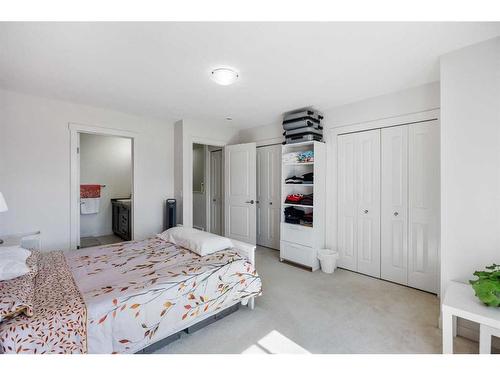 978 Sherwood Boulevard Nw, Calgary, AB - Indoor Photo Showing Bedroom