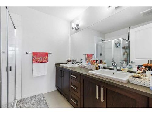 978 Sherwood Boulevard Nw, Calgary, AB - Indoor Photo Showing Bathroom
