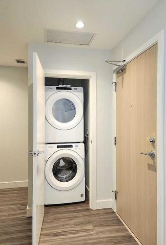 2501-530 3 Street Se, Calgary, AB - Indoor Photo Showing Laundry Room