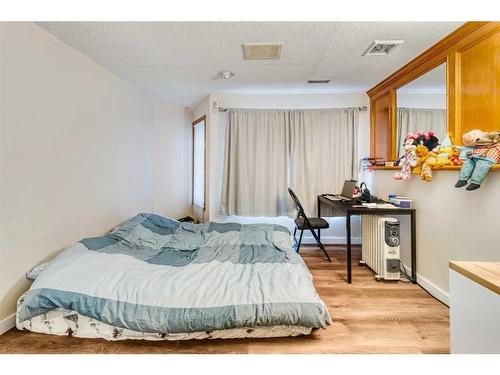 8328 Edgevalley Drive Nw, Calgary, AB - Indoor Photo Showing Bedroom