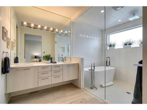 4127 17 Street Sw, Calgary, AB - Indoor Photo Showing Bathroom