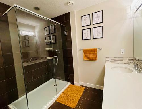 30 Cranbrook Villas Se, Calgary, AB - Indoor Photo Showing Bedroom