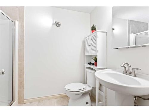 4024 Garrison Boulevard Sw, Calgary, AB - Indoor Photo Showing Bathroom