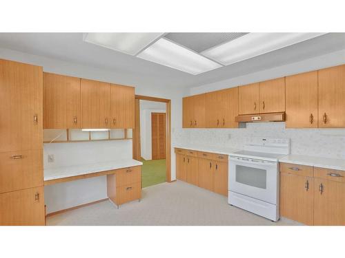 53 White Oak Crescent Sw, Calgary, AB - Indoor Photo Showing Kitchen