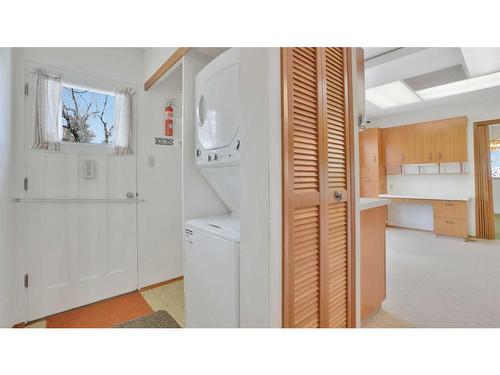 53 White Oak Crescent Sw, Calgary, AB - Indoor Photo Showing Kitchen