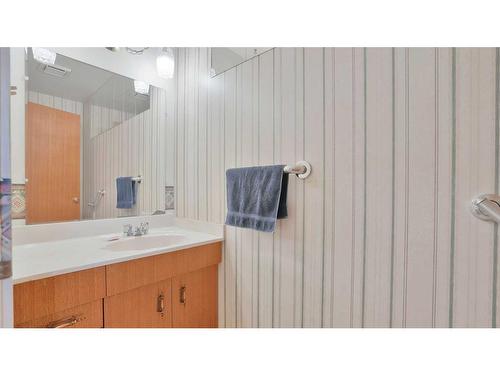 53 White Oak Crescent Sw, Calgary, AB - Indoor Photo Showing Bathroom