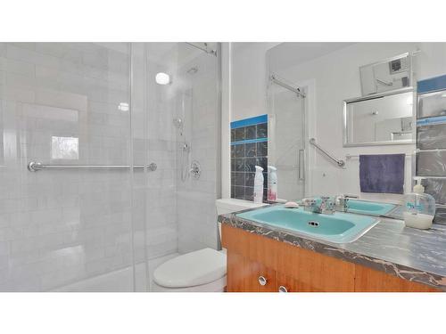 53 White Oak Crescent Sw, Calgary, AB - Indoor Photo Showing Bathroom