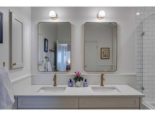 601 27 Avenue Nw, Calgary, AB - Indoor Photo Showing Bathroom