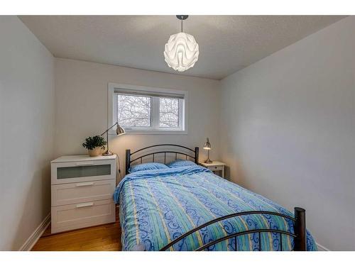 601 27 Avenue Nw, Calgary, AB - Indoor Photo Showing Bedroom