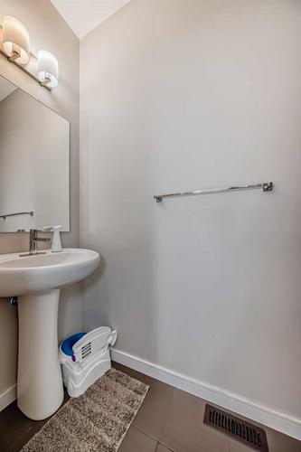 310 Evansridge Common Nw, Calgary, AB - Indoor Photo Showing Bathroom