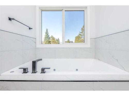 4510 72 Street Nw, Calgary, AB - Indoor Photo Showing Bathroom