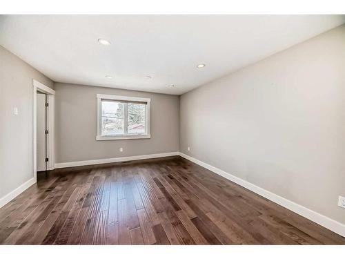 4324 70 Street Nw, Calgary, AB - Indoor Photo Showing Other Room