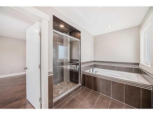 4324 70 Street Nw, Calgary, AB - Indoor Photo Showing Bathroom