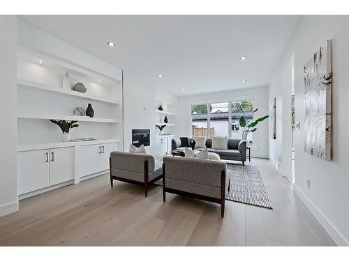 824 21 Avenue Nw, Calgary, AB - Indoor Photo Showing Living Room