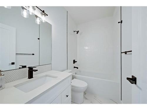 824 21 Avenue Nw, Calgary, AB - Indoor Photo Showing Bathroom