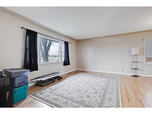 5016 22 Street Sw, Calgary, AB - Indoor Photo Showing Other Room
