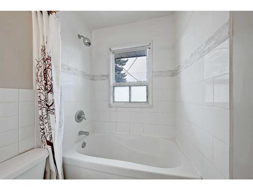5016 22 Street Sw, Calgary, AB - Indoor Photo Showing Bathroom