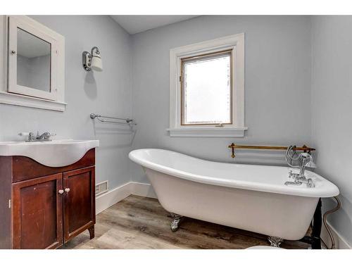 1424 Premier Way Sw, Calgary, AB - Indoor Photo Showing Bathroom
