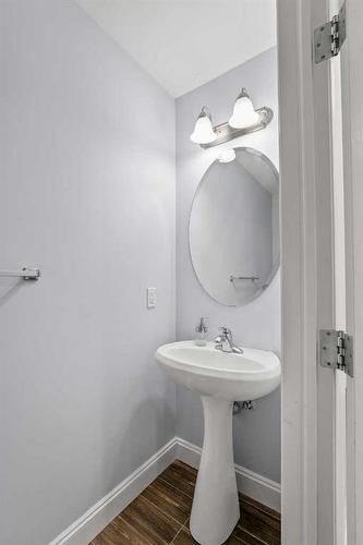 31 Bridleridge Green Sw, Calgary, AB - Indoor Photo Showing Bathroom